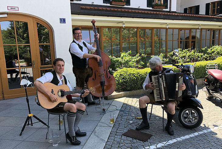 Das Bachmair Weissach darf jetzt wieder Gäste empfngen, an starken Anreisetagen gibt es manchmal sogar Musik zur Begrüßung (©Foto: Martin Schmitz)